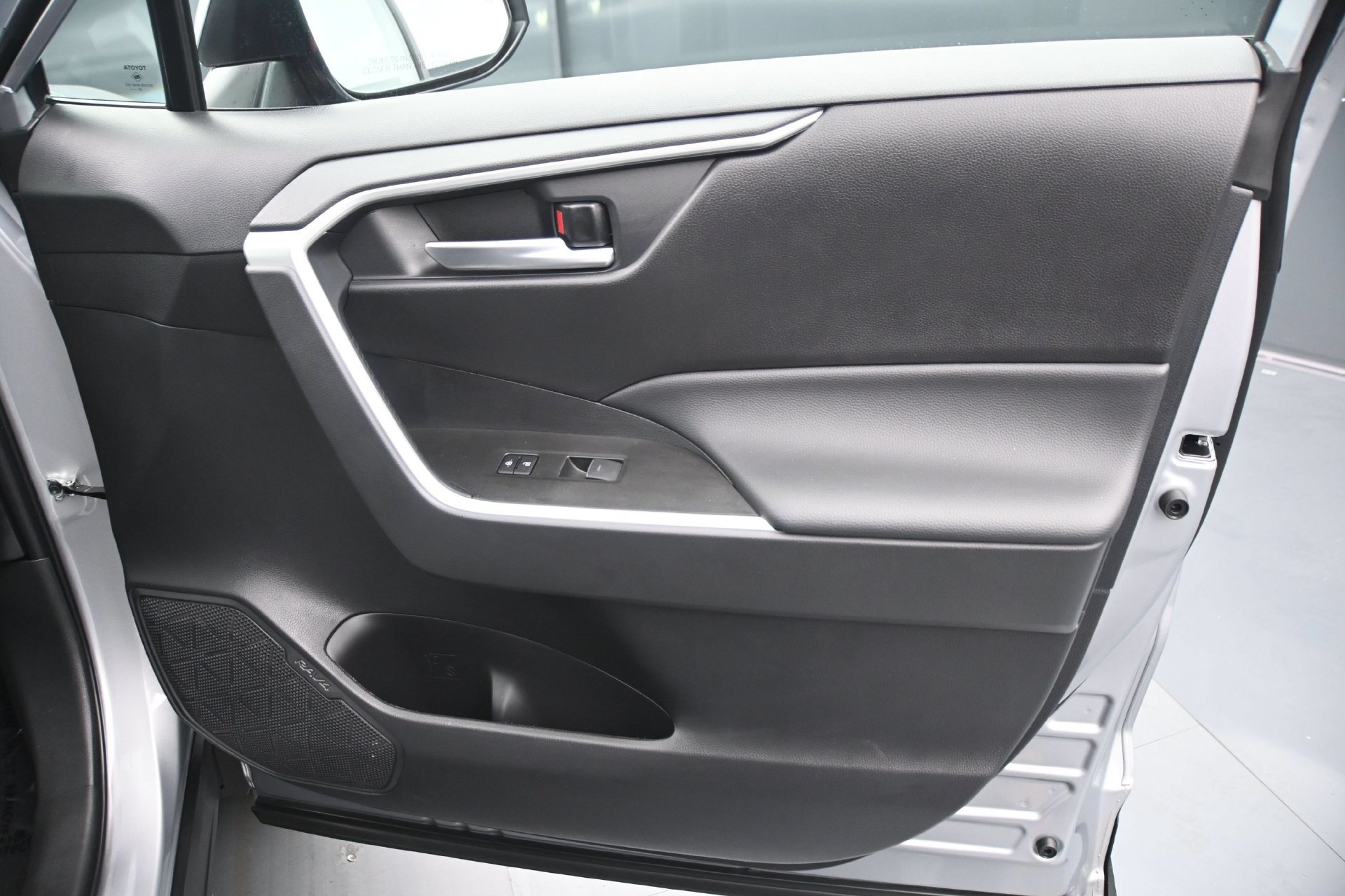 Used 2025 Toyota RAV4 XLE AWD/4WD image 12