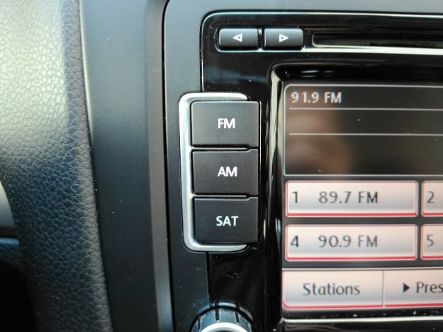 Used 2012 Volkswagen Golf 4-Door FWD image 40