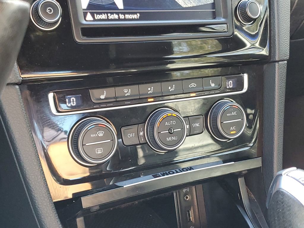 Used 2017 Volkswagen Golf R 4-Door image 28