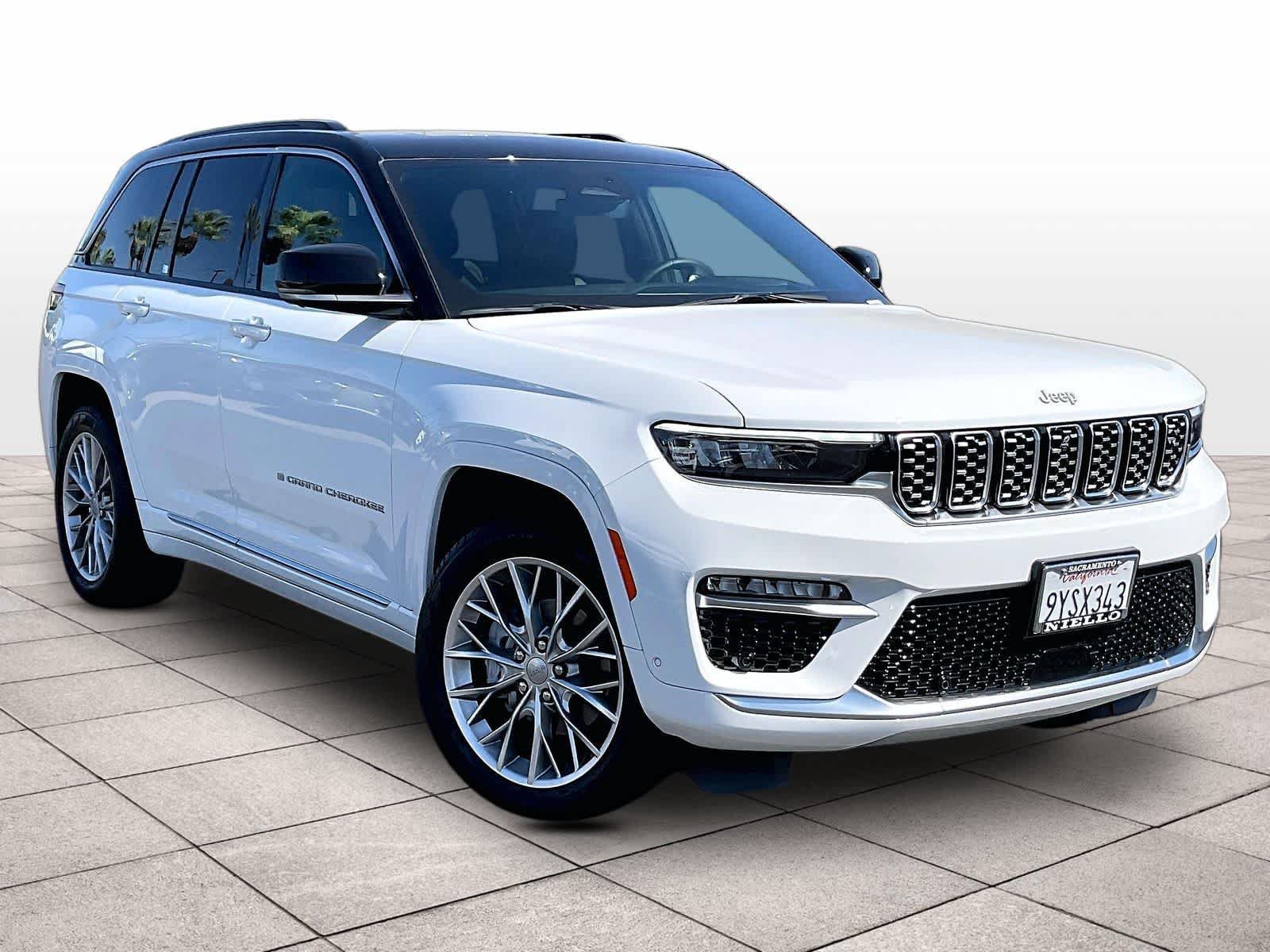 Used 2025 Jeep Grand Cherokee Summit w/ Adv Protech Group IV AWD/4WD image 2