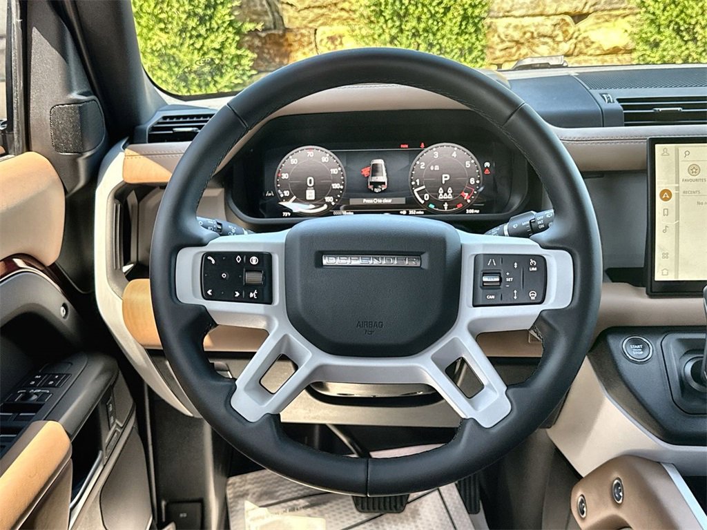 Used 2025 Land Rover Defender 130 X-Dynamic SE image 21