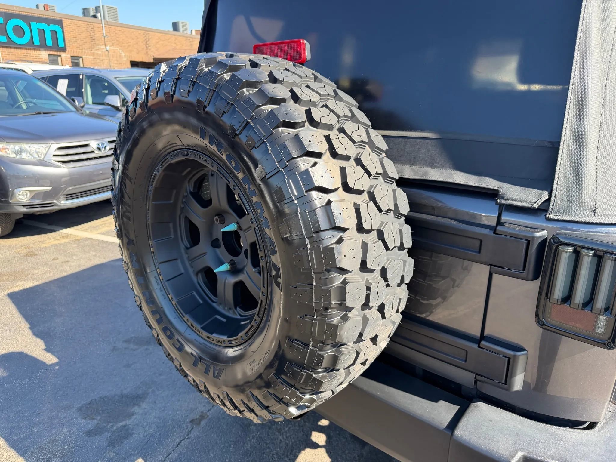 Used 2018 Jeep Wrangler Unlimited Sport S image 33