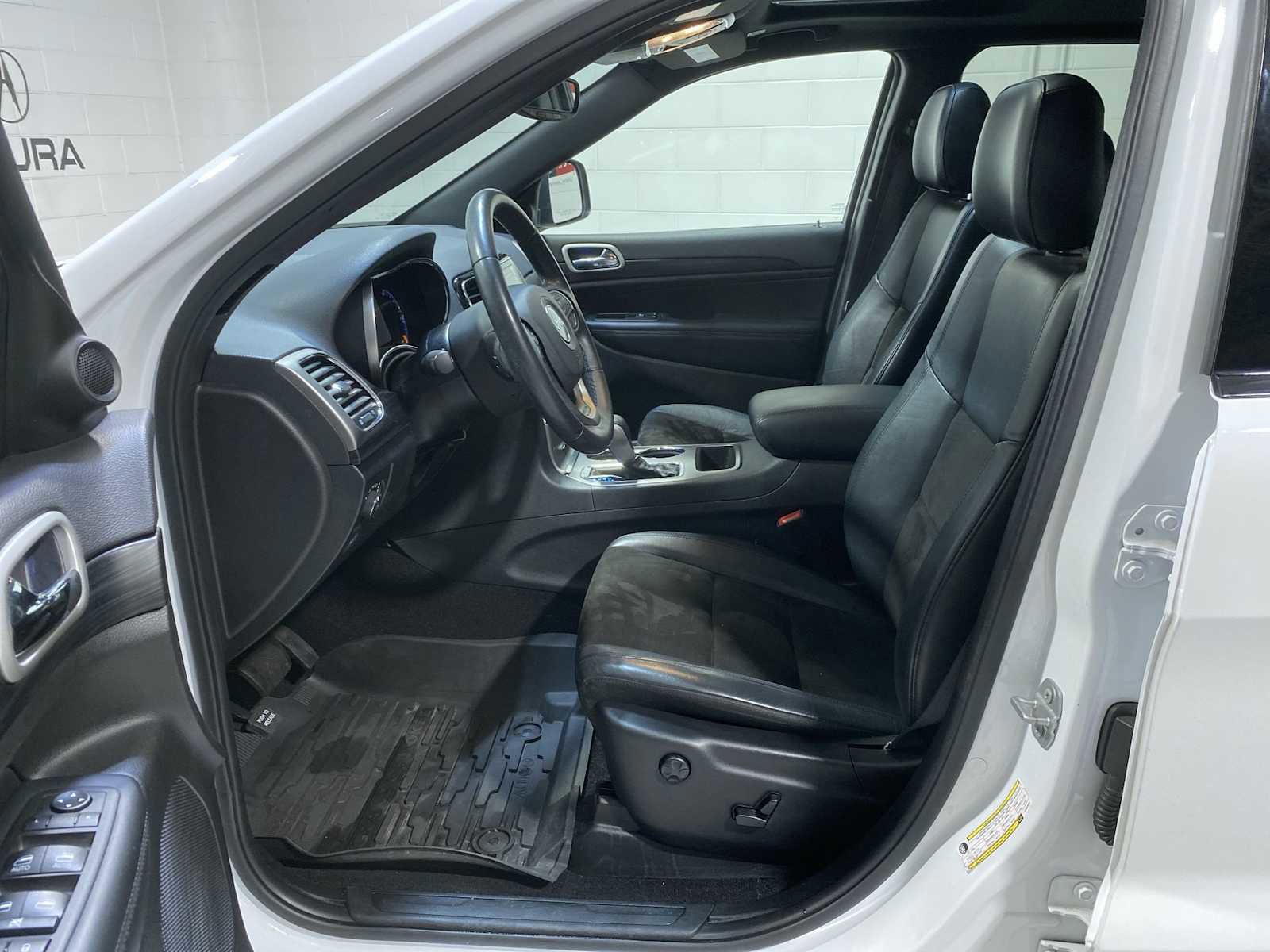 Used 2020 Jeep Grand Cherokee Altitude image 2