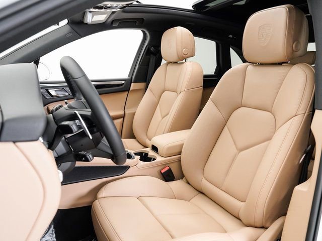 Certified 2025 Porsche Macan image 5