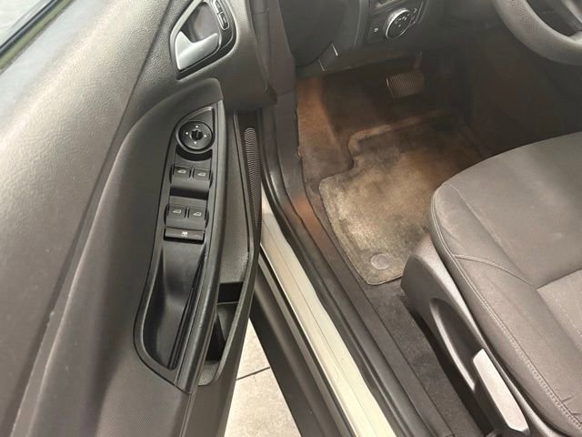 Used 2015 Ford Focus SE FWD image 9