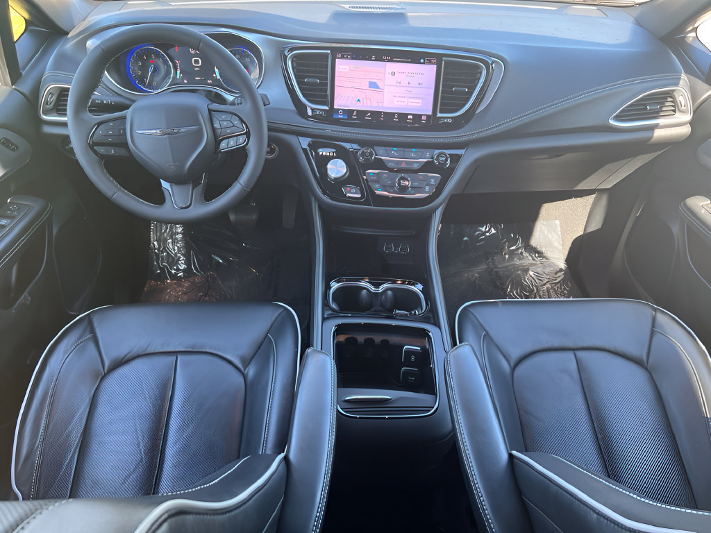 Used 2025 Chrysler Pacifica Limited FWD image 18