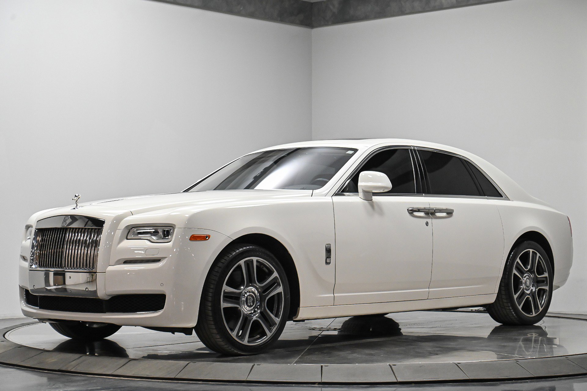 Used 2017 Rolls-Royce Ghost image 4