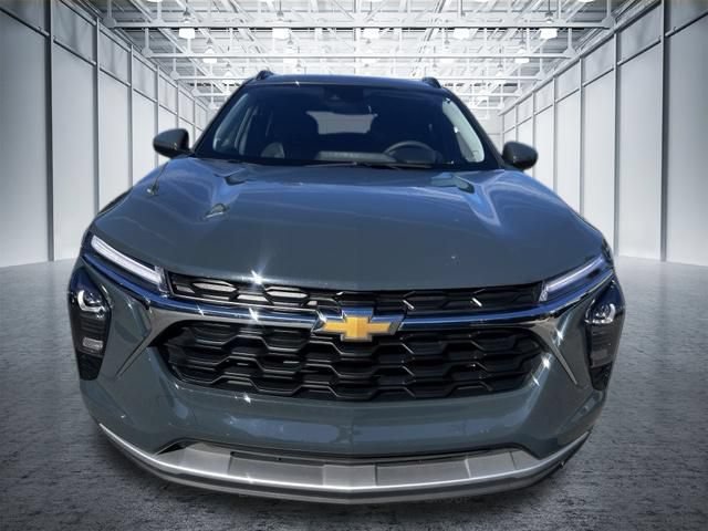 Used 2025 Chevrolet Trax LT FWD image 2