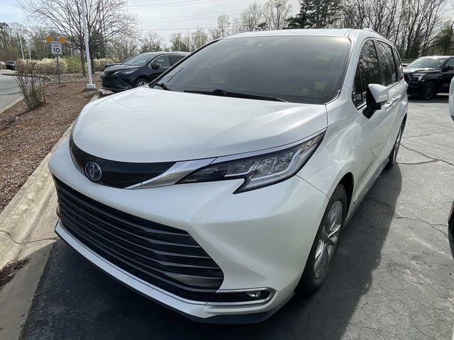 Used 2021 Toyota Sienna Limited image 1
