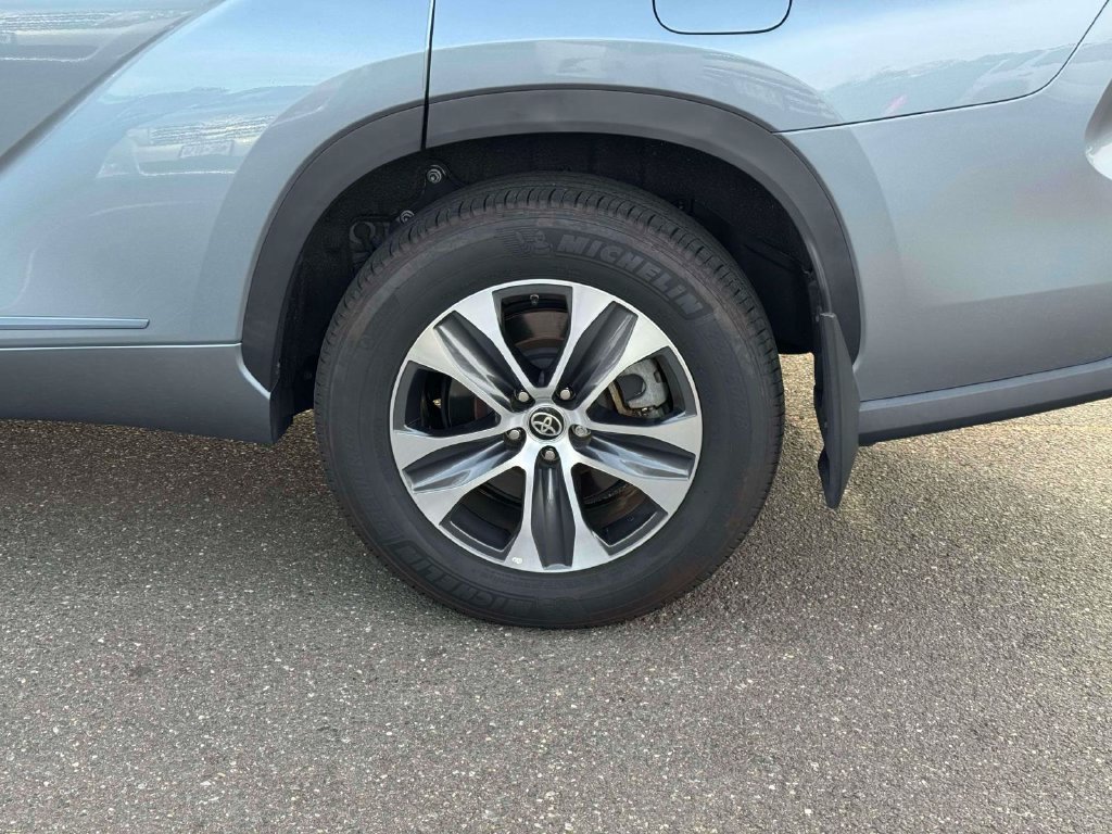 Used 2023 Toyota Highlander XLE AWD/4WD image 11