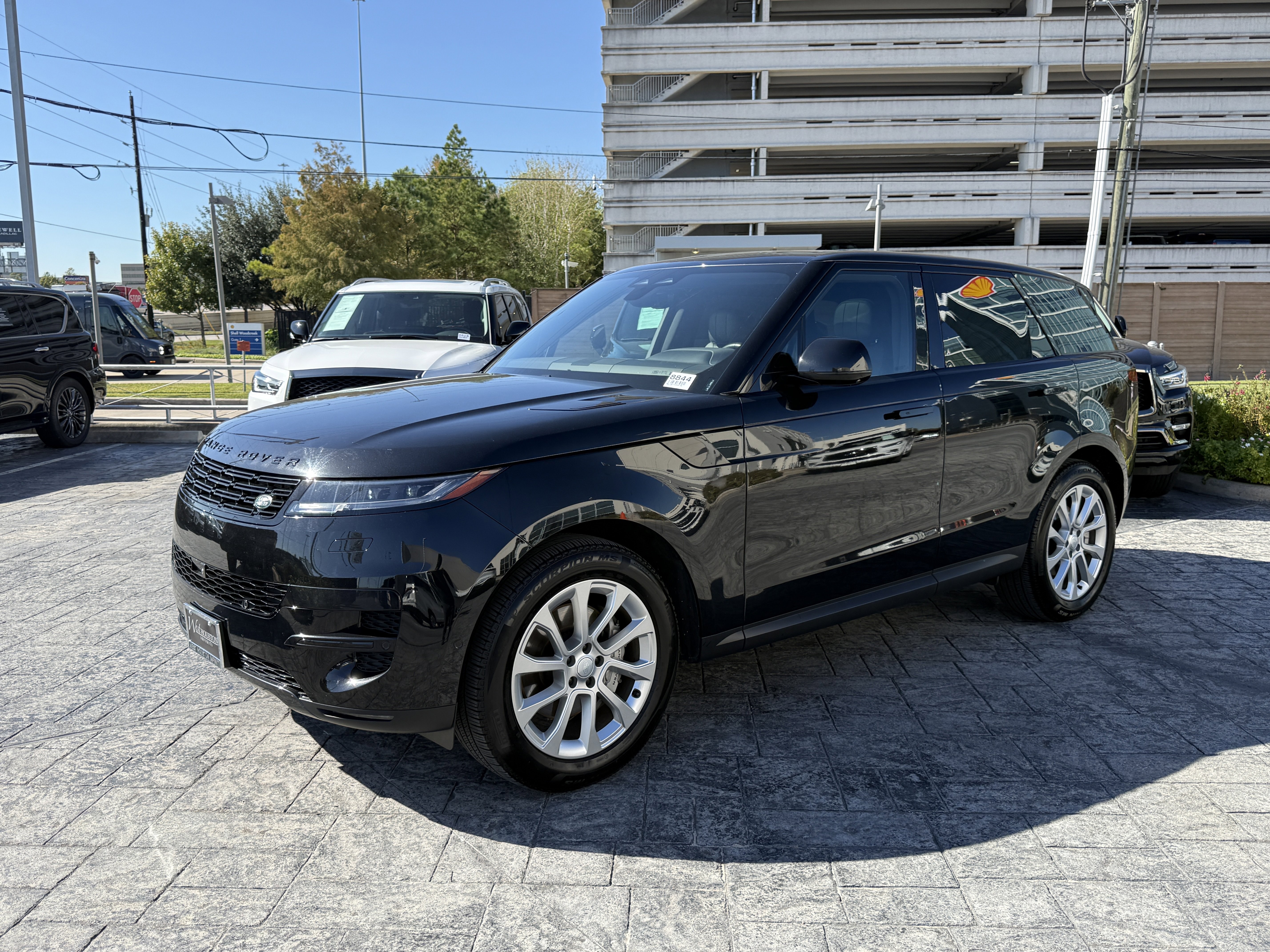 Used 2025 Land Rover Range Rover Sport SE image 3