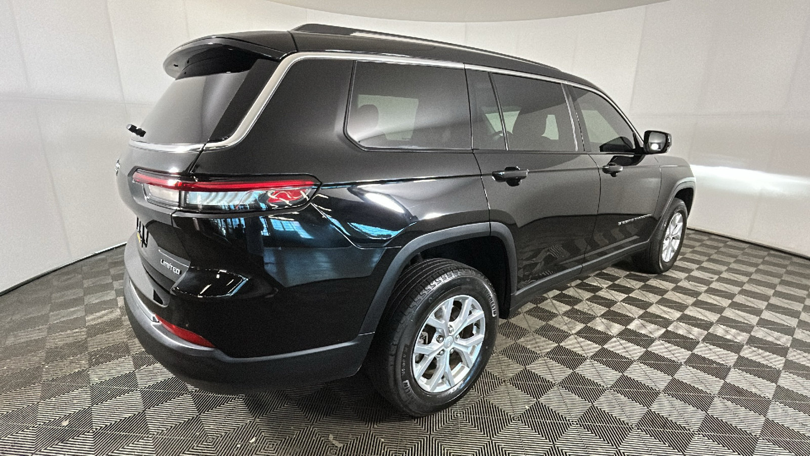 Used 2023 Jeep Grand Cherokee L Limited AWD/4WD image 3