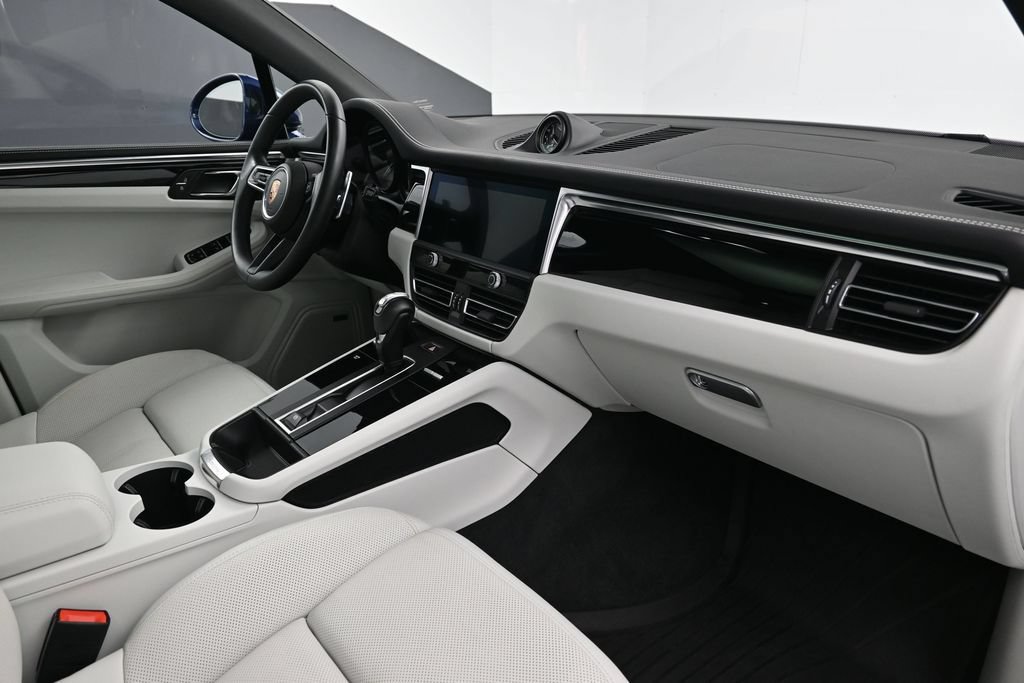 Certified 2024 Porsche Macan AWD/4WD image 14