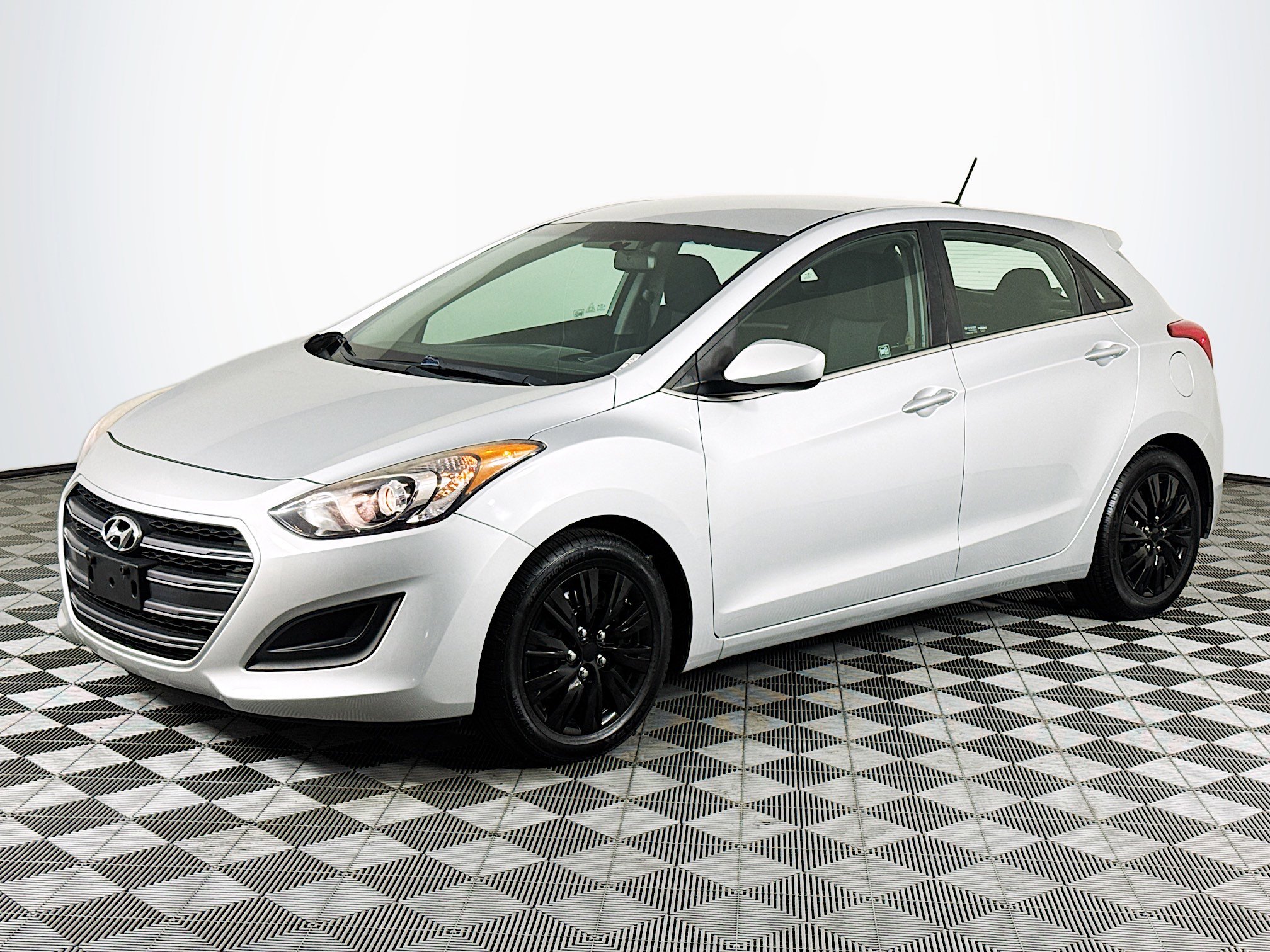 Used 2017 Hyundai Elantra GT image 4