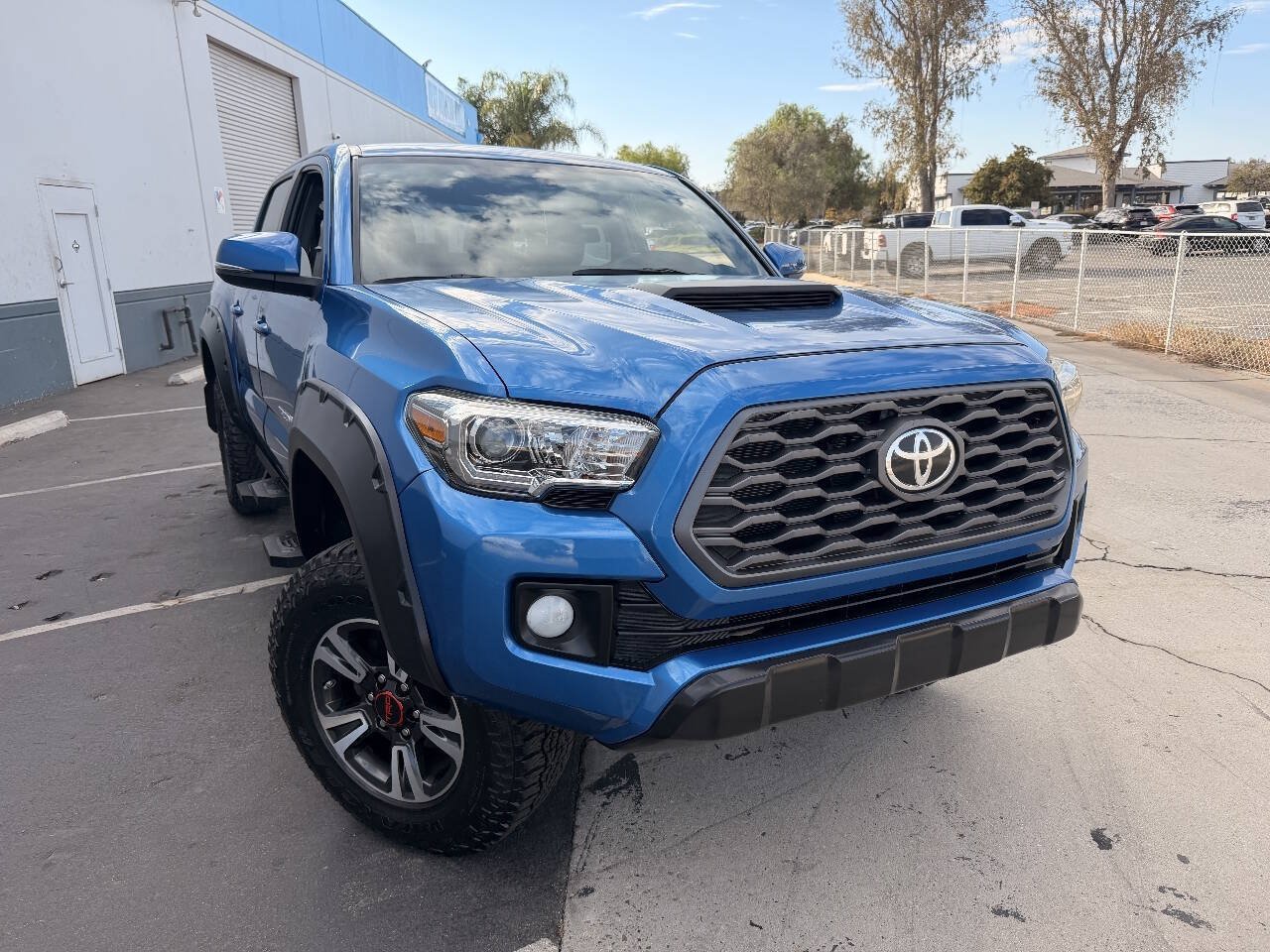 Used 2017 Toyota Tacoma TRD Off-Road AWD/4WD image 4