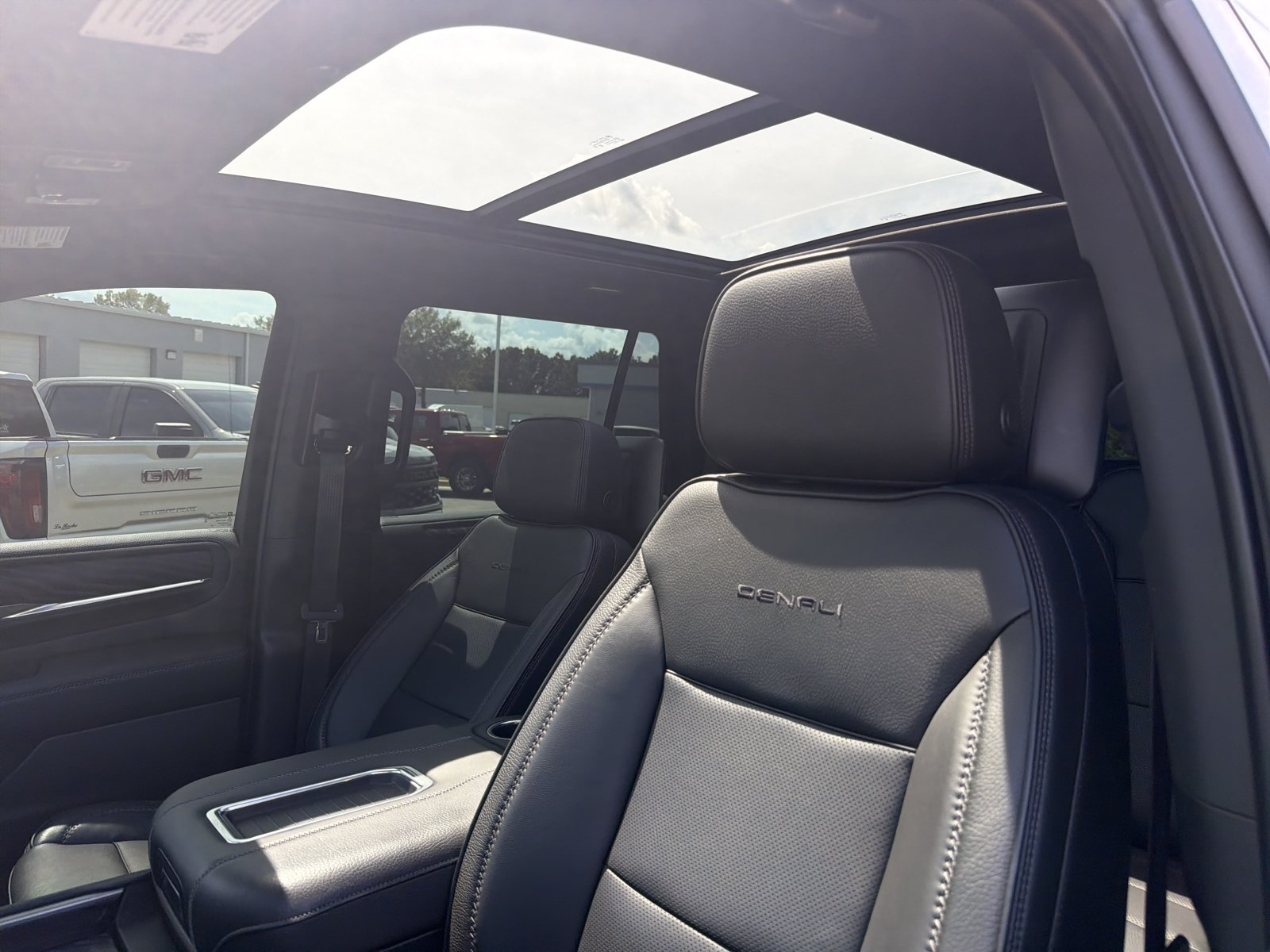 Used 2023 GMC Yukon Denali w/ Denali Reserve Package AWD/4WD image 28