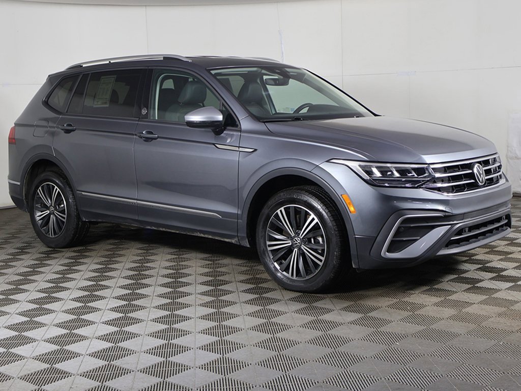 Used 2024 Volkswagen Tiguan SE image 2