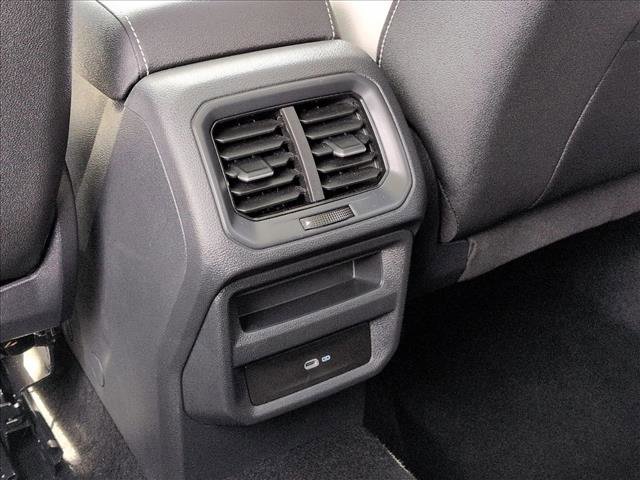 Used 2025 Volkswagen Taos SE w/ Panoramic Sunroof Package FWD image 18