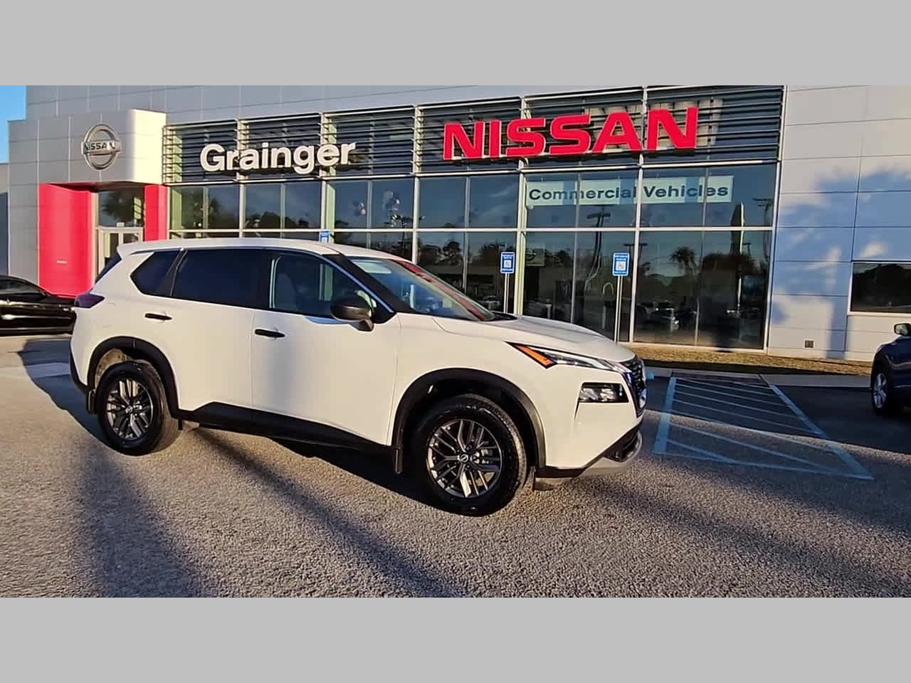 Used 2023 Nissan Rogue S image 37