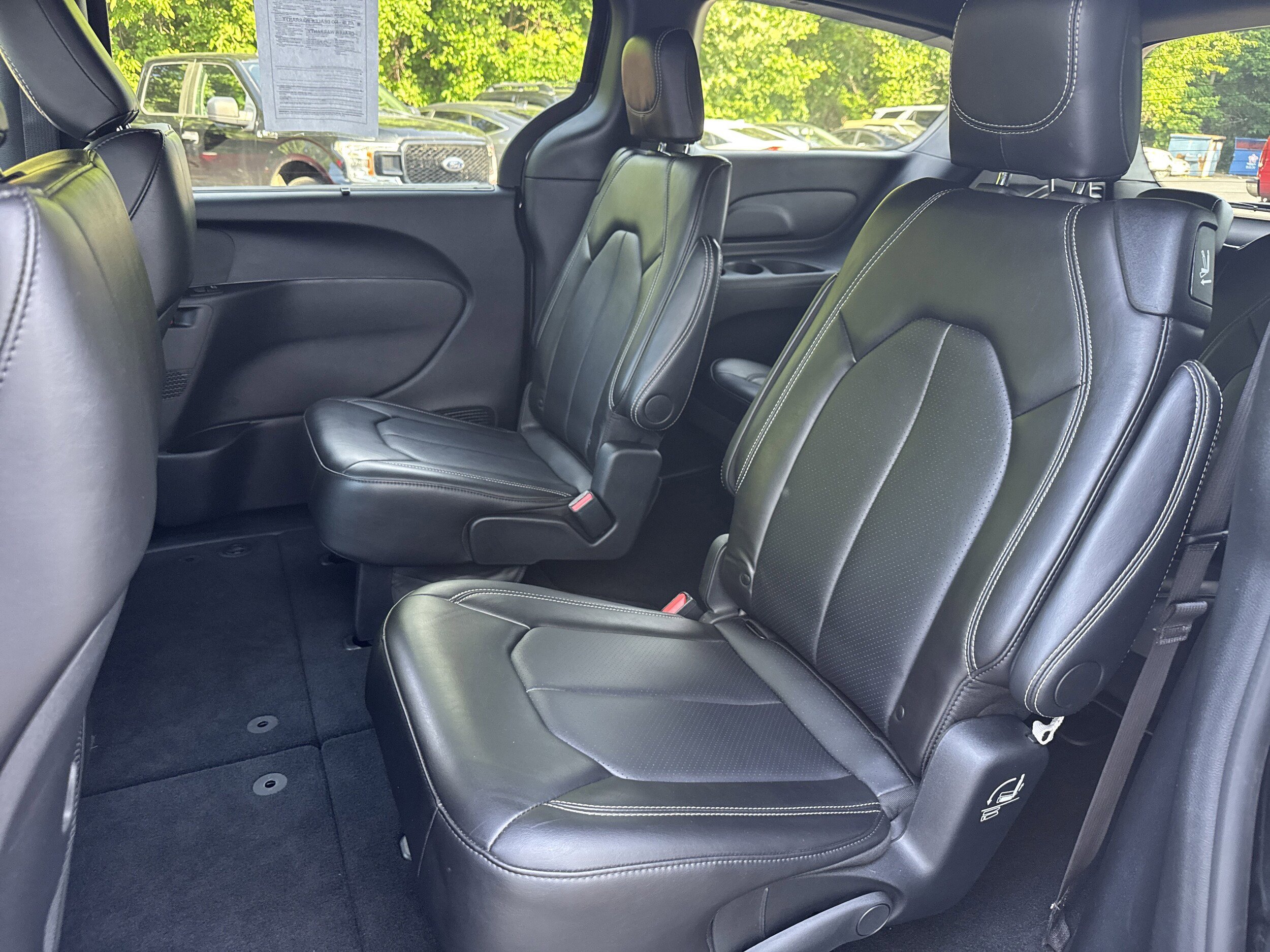 Used 2025 Chrysler Pacifica Select FWD image 9