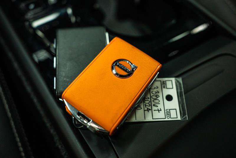 Used 2024 Volvo XC40 B5 Plus image 23