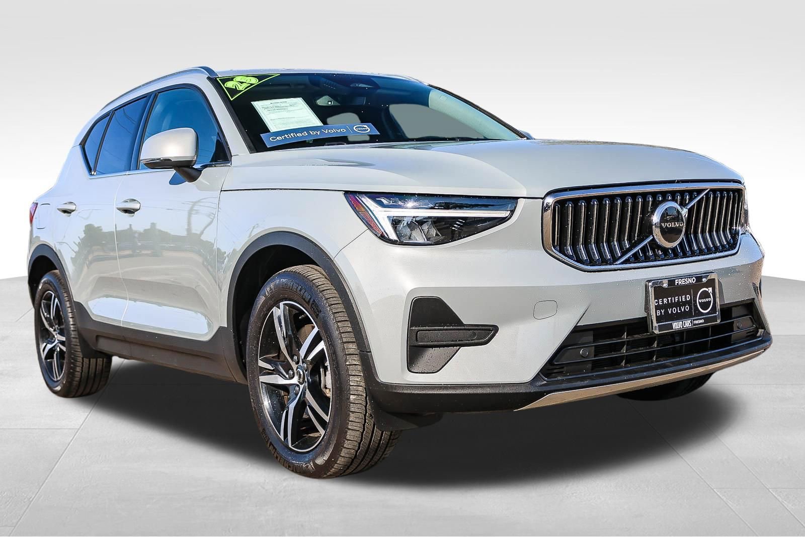 Used 2025 Volvo XC40 B5 Core image 3