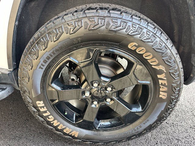 Used 2020 Jeep Grand Cherokee Laredo AWD/4WD image 34