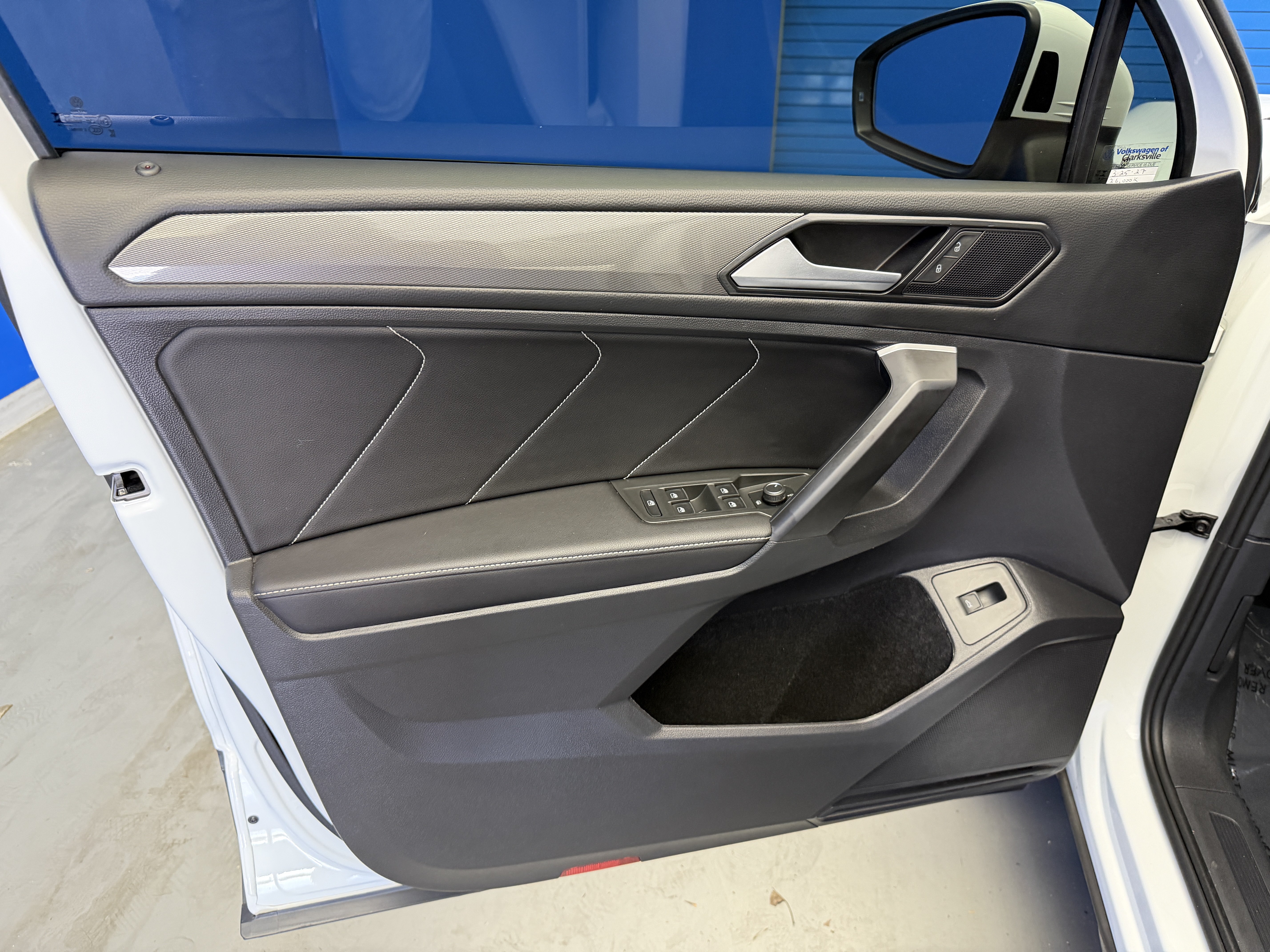 Used 2024 Volkswagen Tiguan SE w/ Panoramic Sunroof Package FWD image 14
