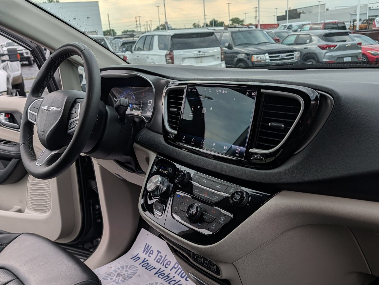 Used 2023 Chrysler Pacifica Touring-L FWD image 23