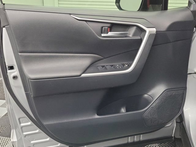 Used 2019 Toyota RAV4 XLE FWD image 18