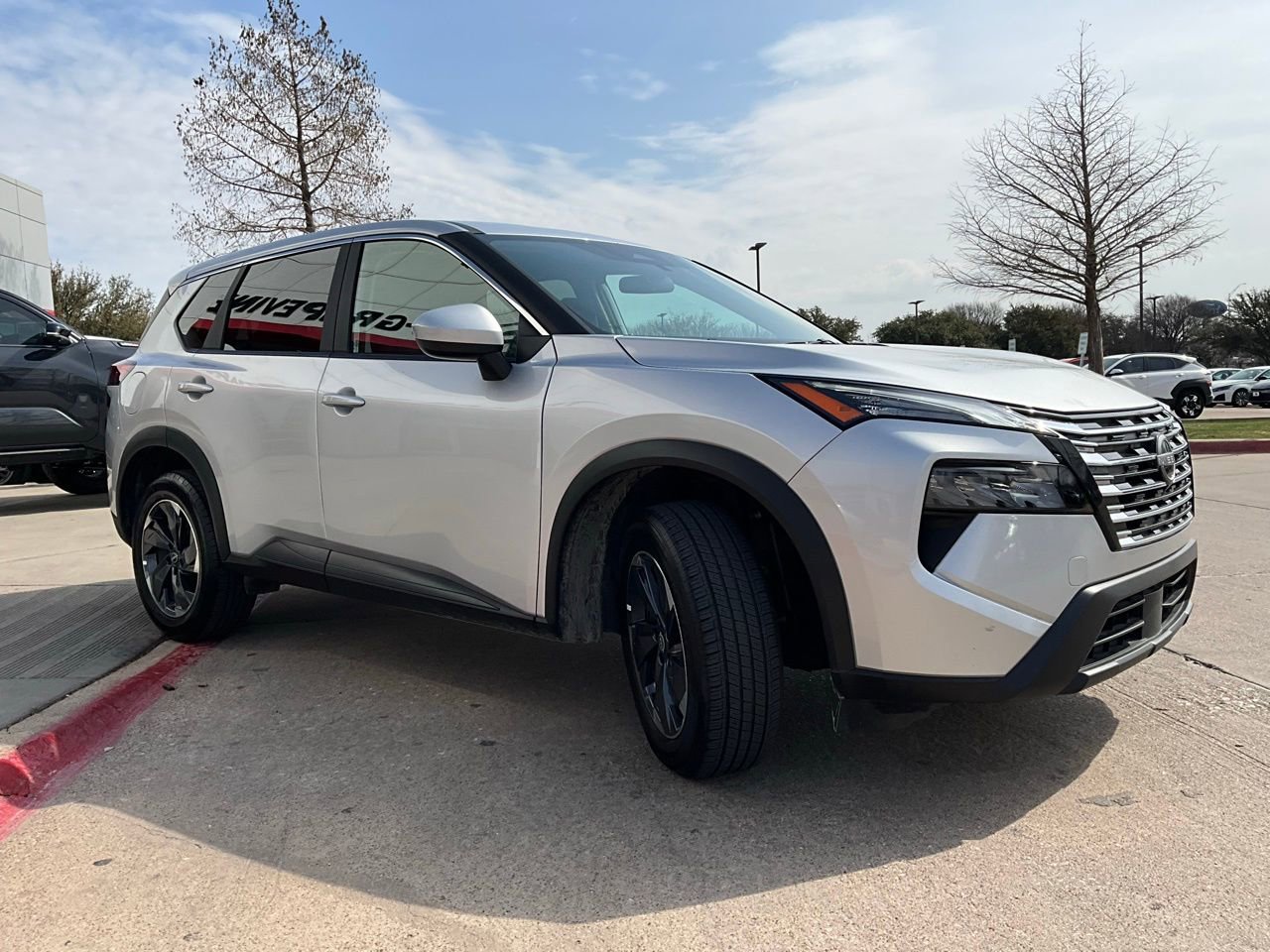 Used 2025 Nissan Rogue SV image 4