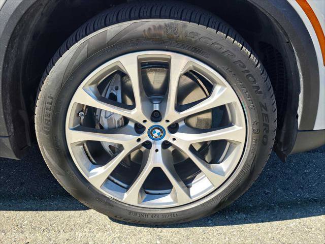 Used 2025 BMW X5 xDrive50e image 9