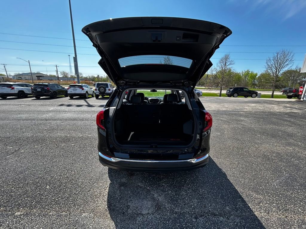 Used 2023 GMC Terrain SLT image 32