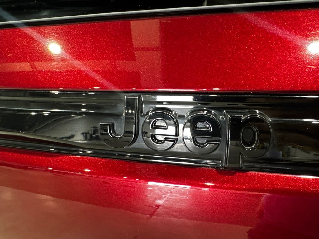 Used 2025 Jeep Grand Cherokee Altitude AWD/4WD image 33