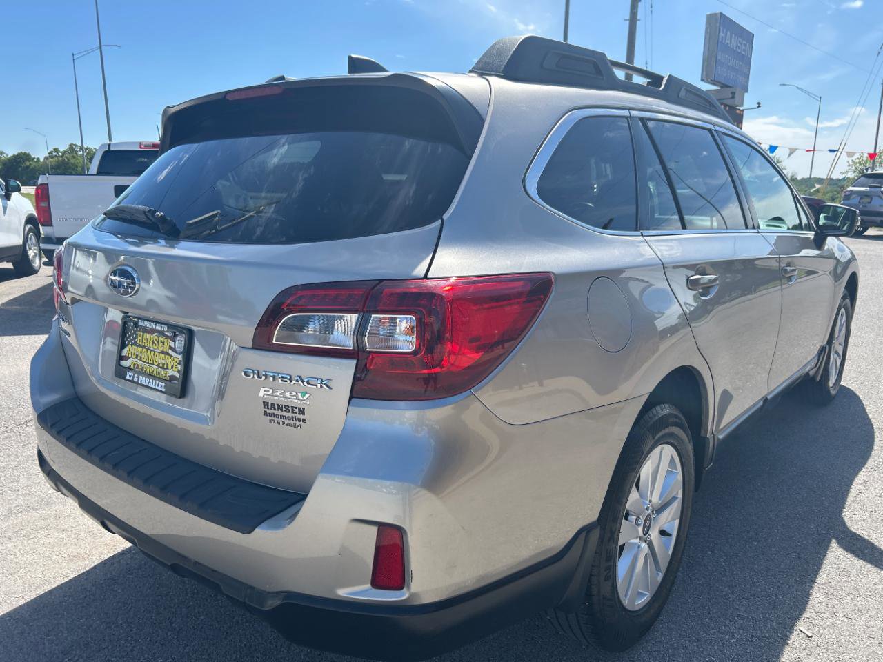 Used 2017 Subaru Outback 2.5i Premium AWD/4WD image 5