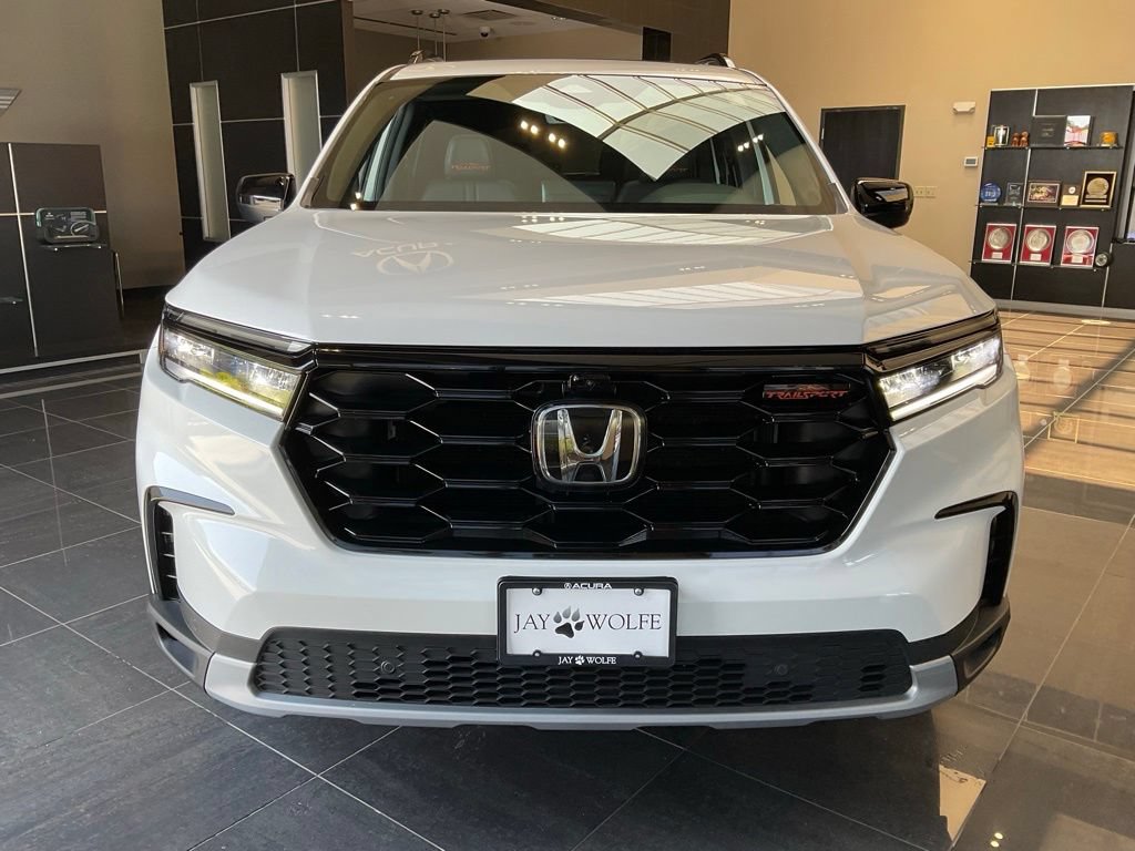 Used 2025 Honda Pilot TrailSport image 2
