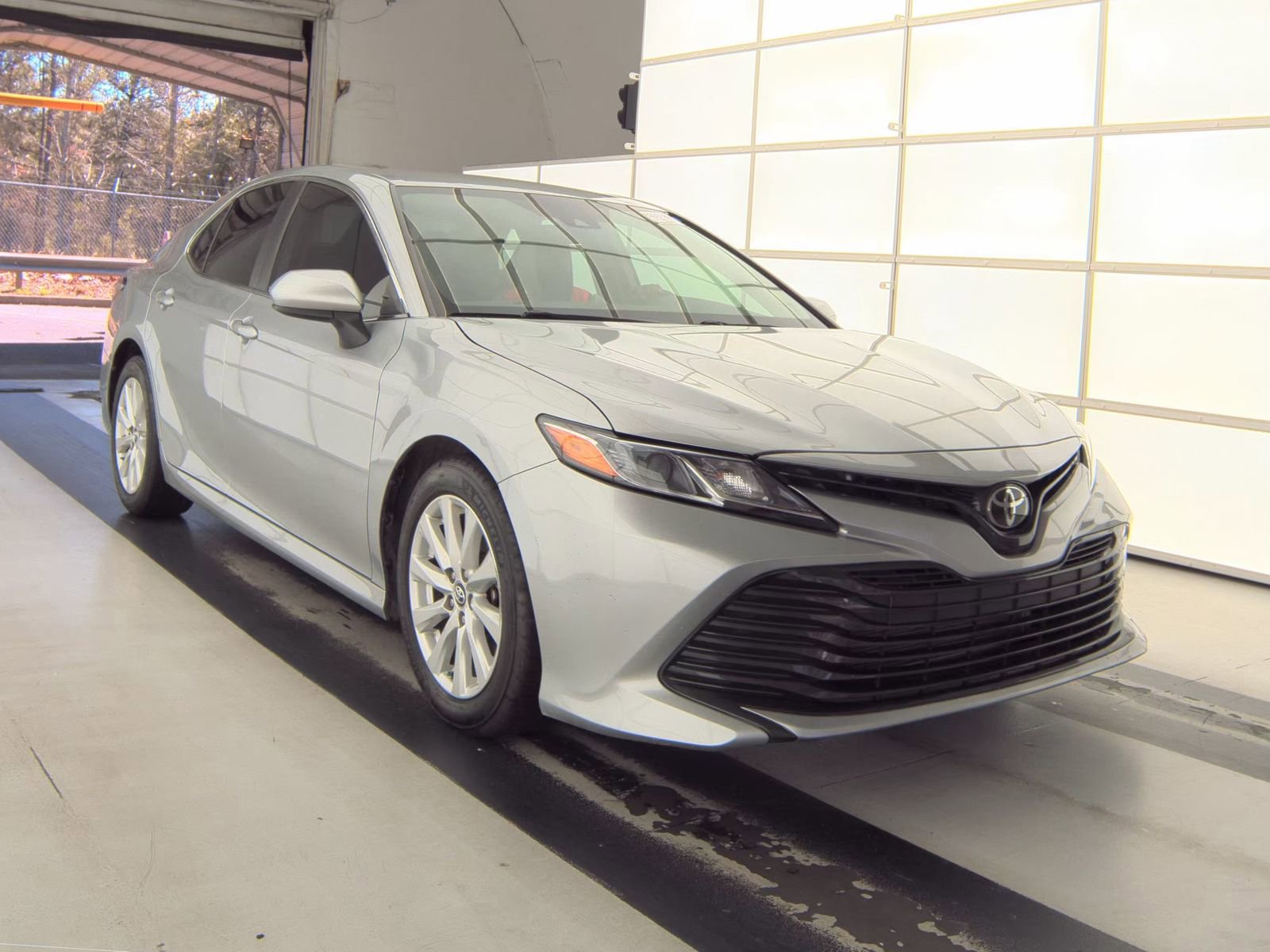 Used 2020 Toyota Camry LE image 5