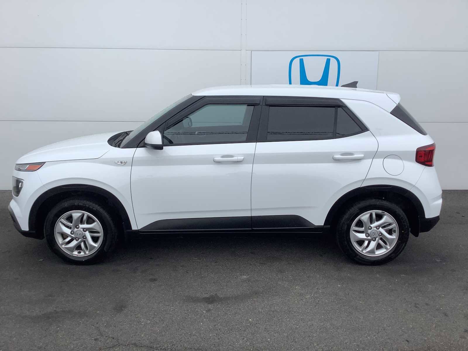 Used 2022 Hyundai Venue SE FWD image 2