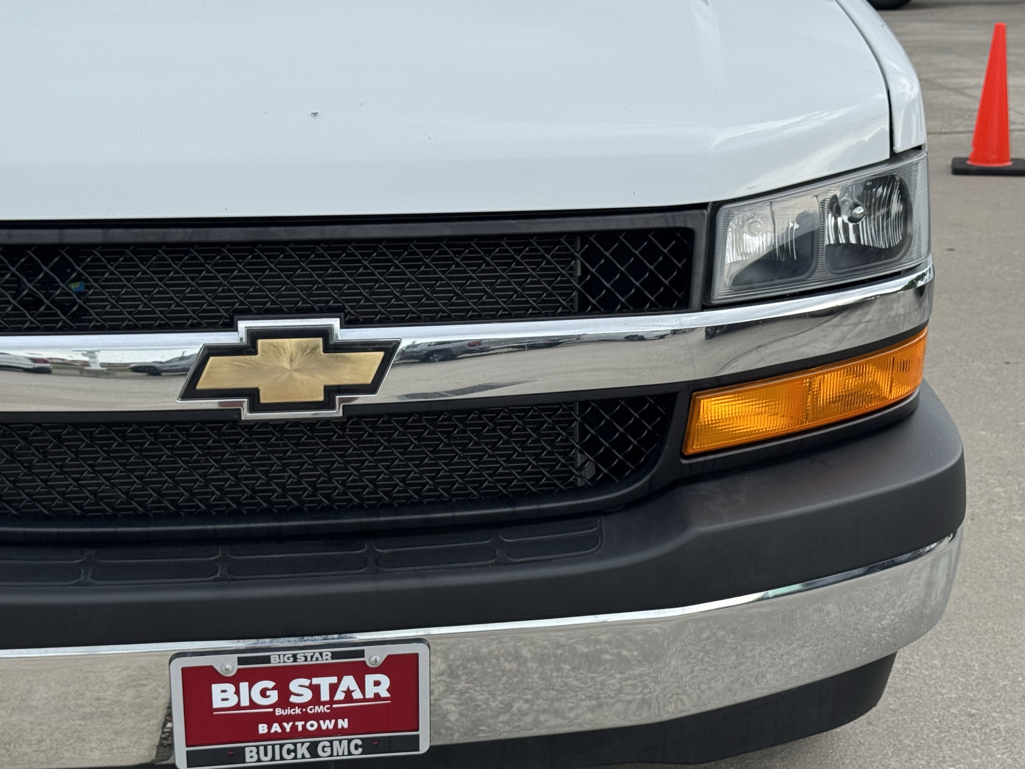 Used 2024 Chevrolet Express 2500 w/ Driver Convenience Package RWD image 5