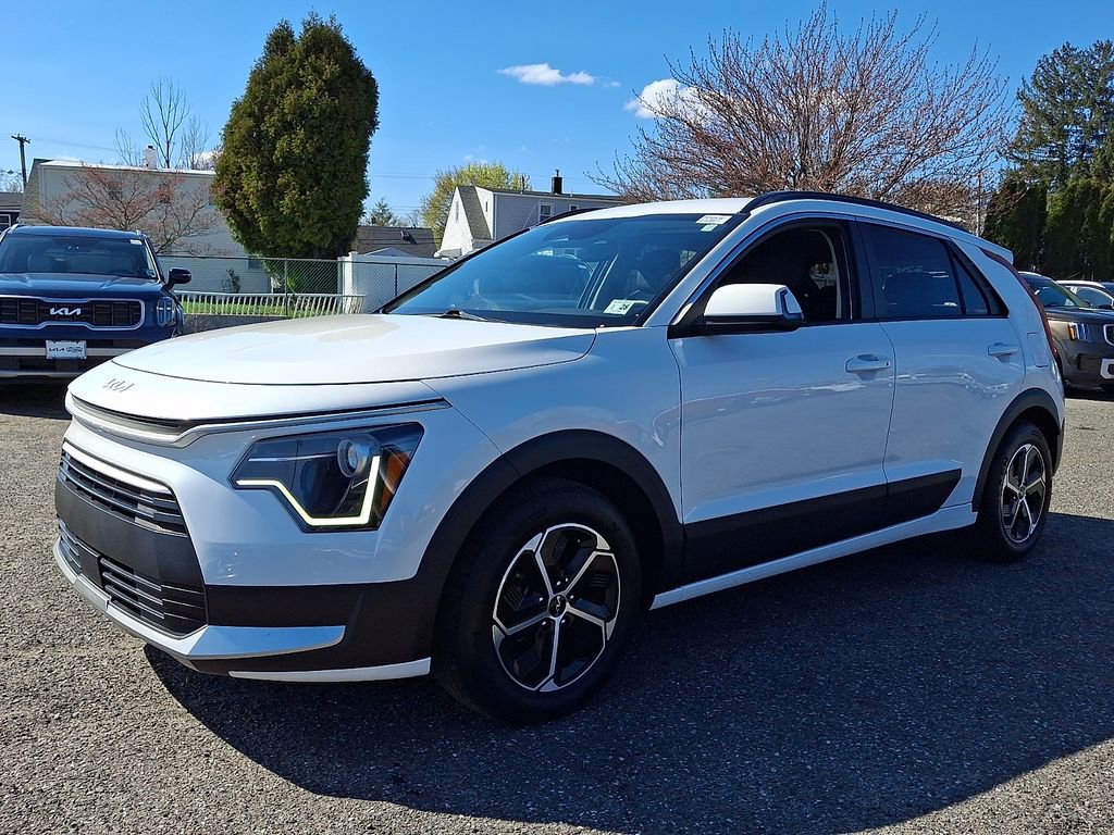 Certified 2023 Kia Niro EX FWD image 3