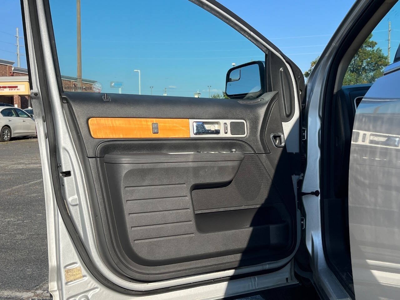 Used 2010 Lincoln MKX AWD image 7