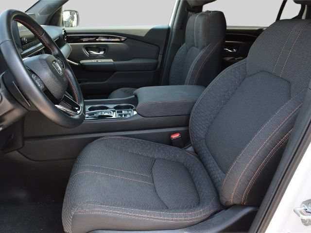 Used 2025 Honda Pilot Sport image 7