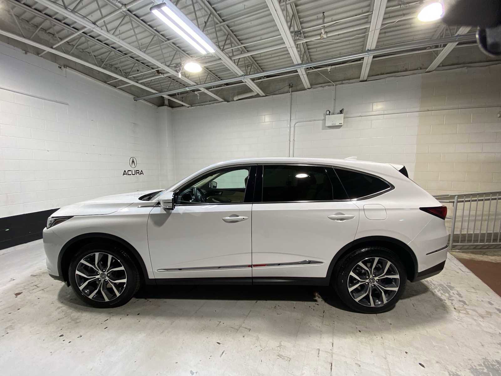 Certified 2023 Acura MDX SH-AWD w/ Technology Package image 3