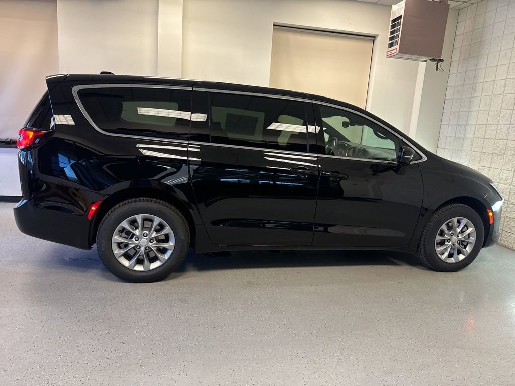 New 2027 Chrysler Pacifica Select AWD/4WD image 22