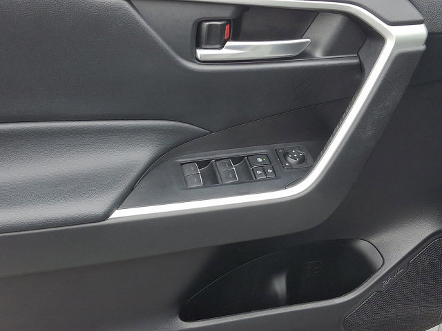 Used 2022 Toyota RAV4 XLE image 12