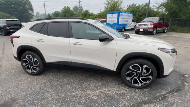 New 2026 Chevrolet Trax RS w/ Sunroof Package FWD image 3