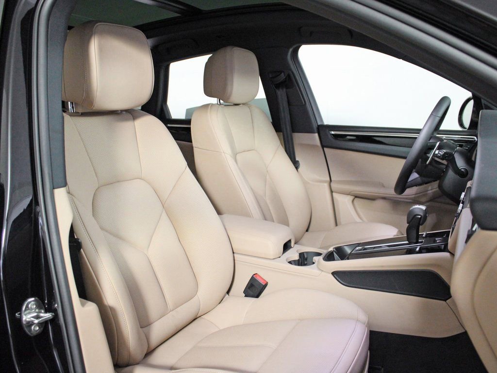 Certified 2025 Porsche Macan AWD/4WD image 36