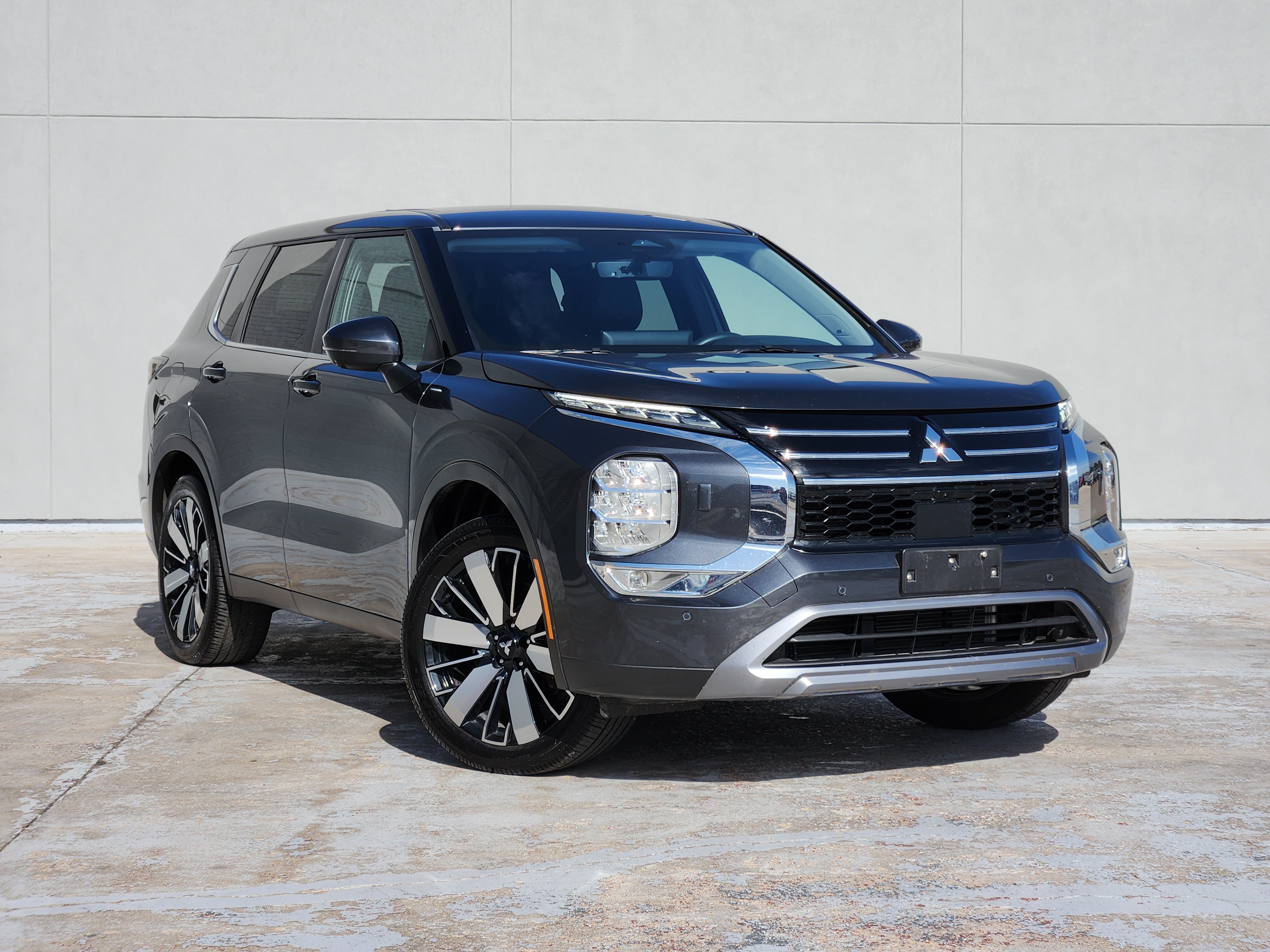 Used 2025 Mitsubishi Outlander SE AWD/4WD image 2