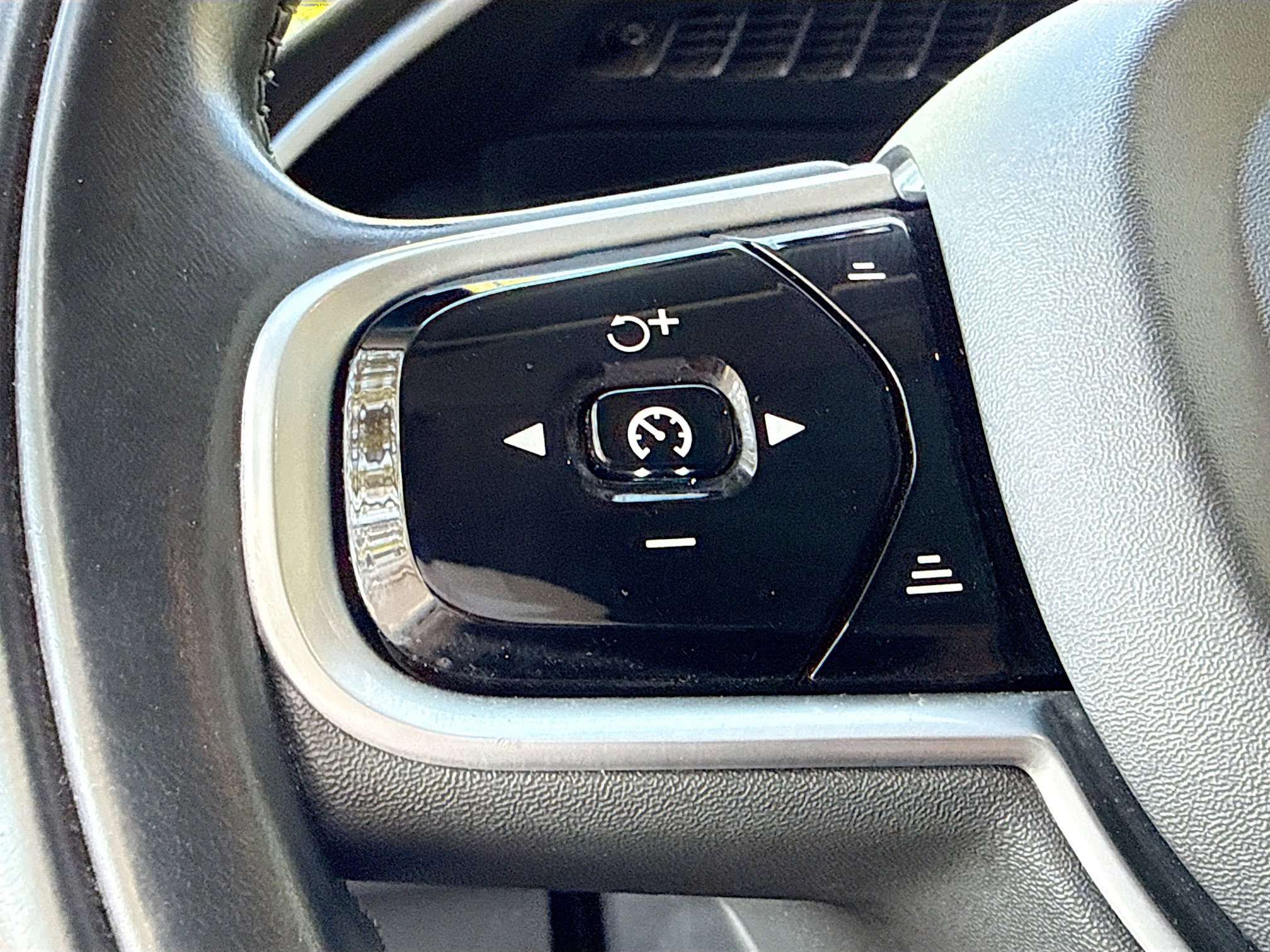 Used 2019 Volvo XC90 T6 Momentum w/ Protection Package Premier image 37