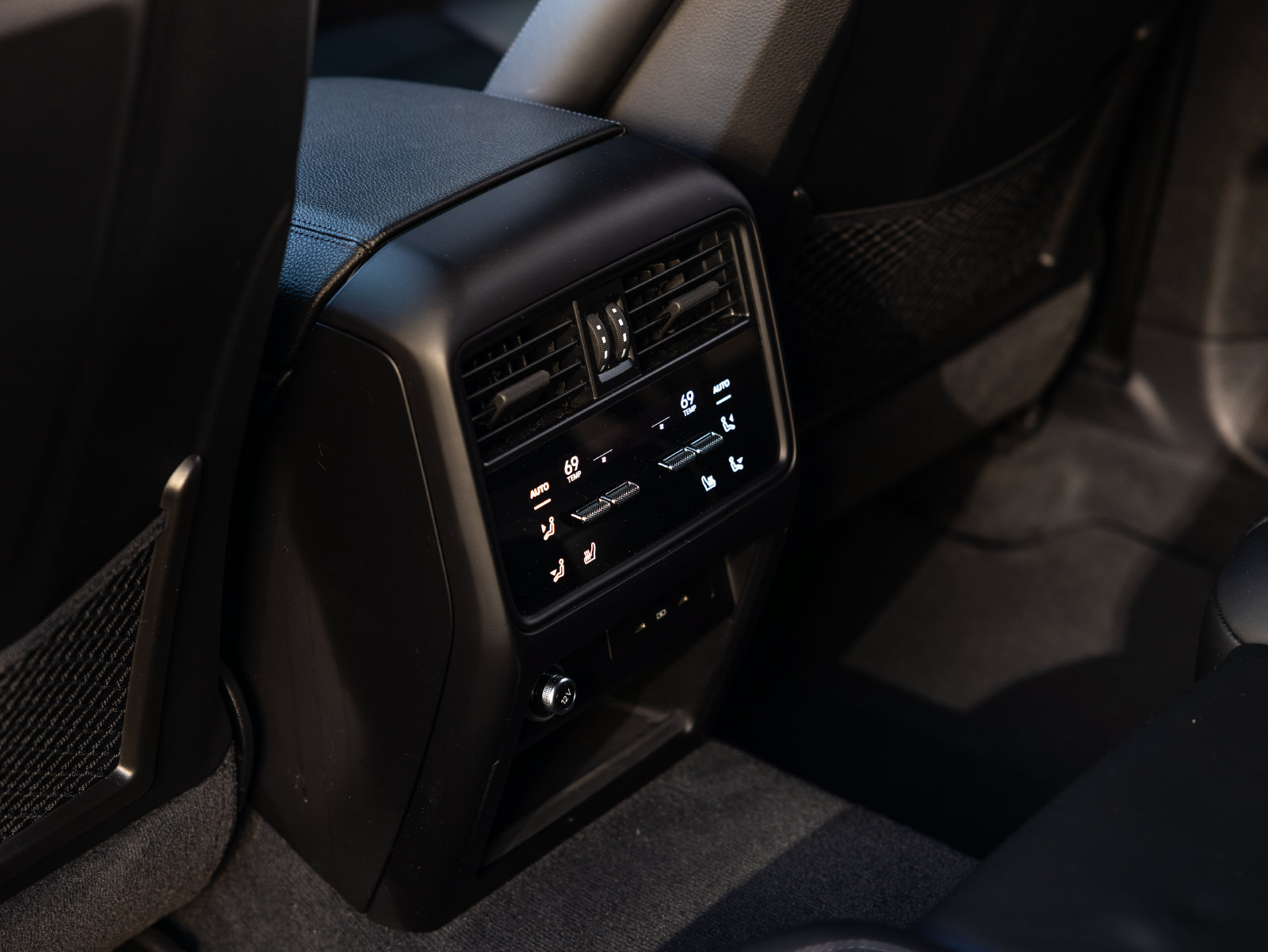 Certified 2024 Porsche Cayenne Coupe AWD/4WD image 35